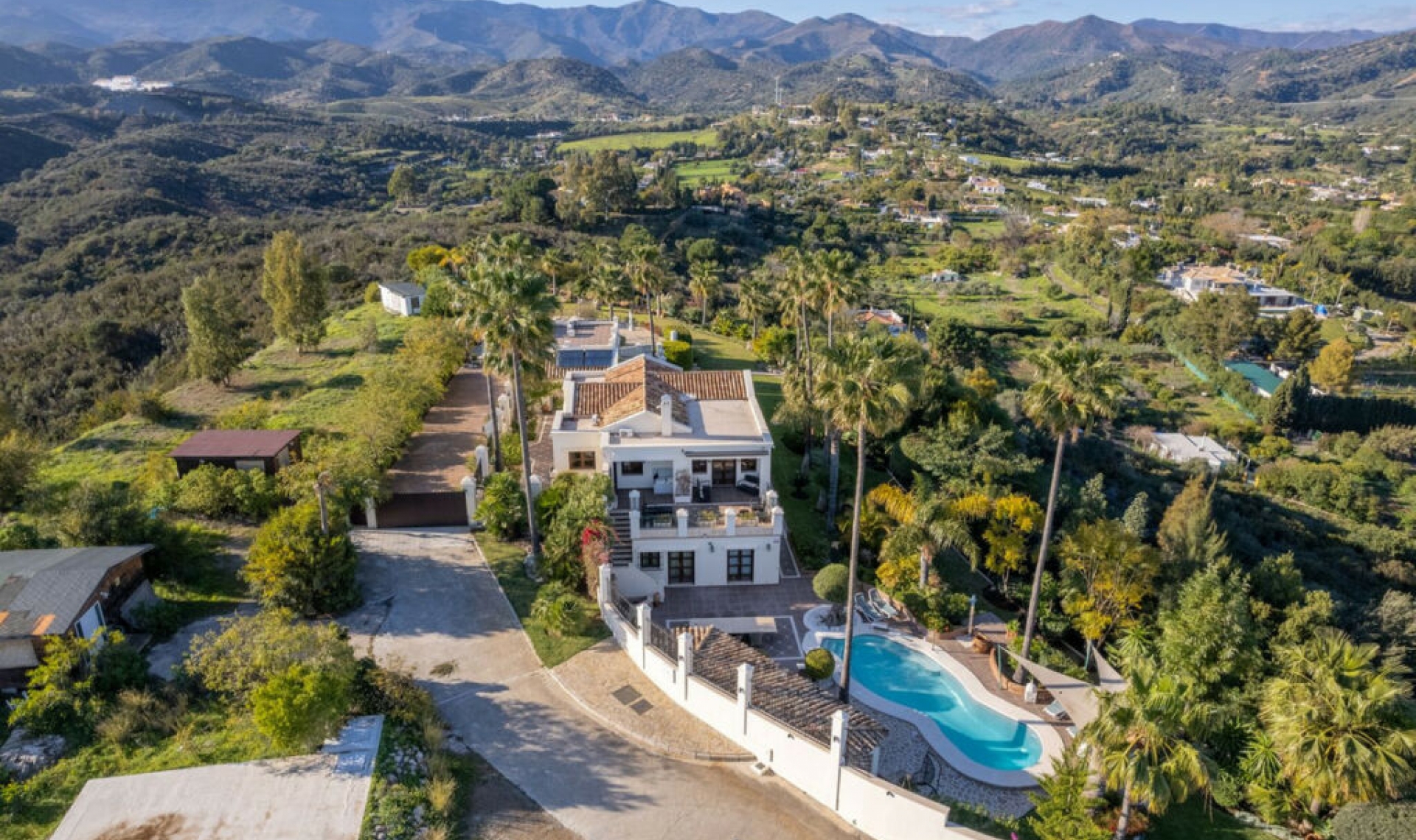 Resale - House -
Estepona