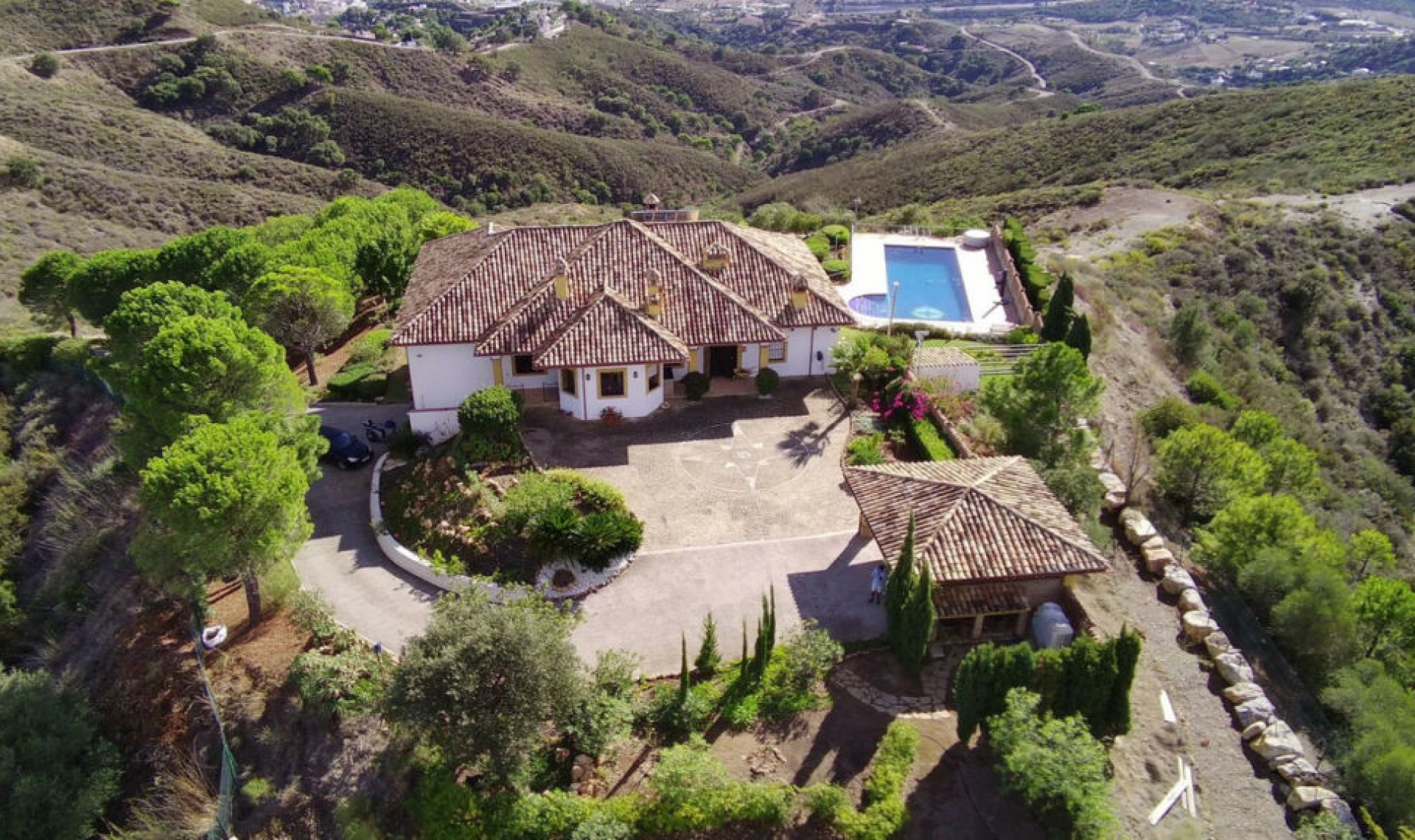 Resale - House -
Estepona