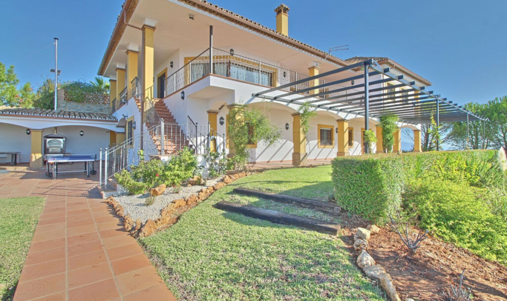 Resale - House -
Estepona