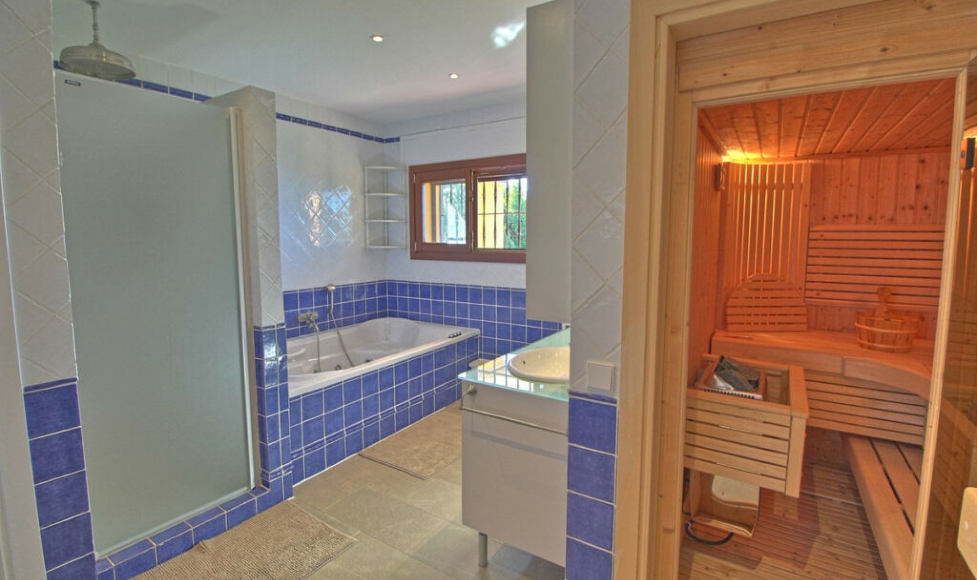 Resale - House -
Estepona