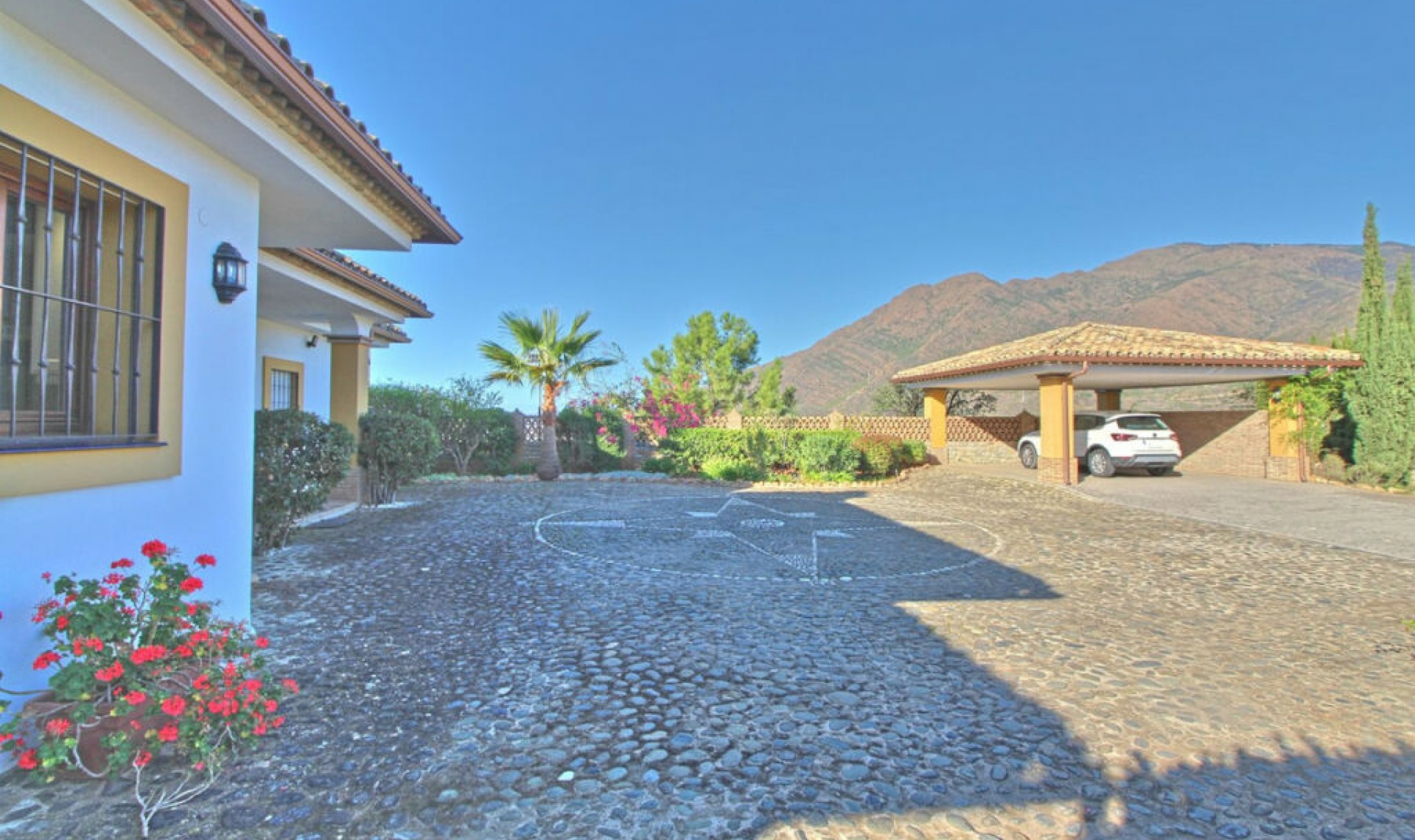 Resale - House -
Estepona