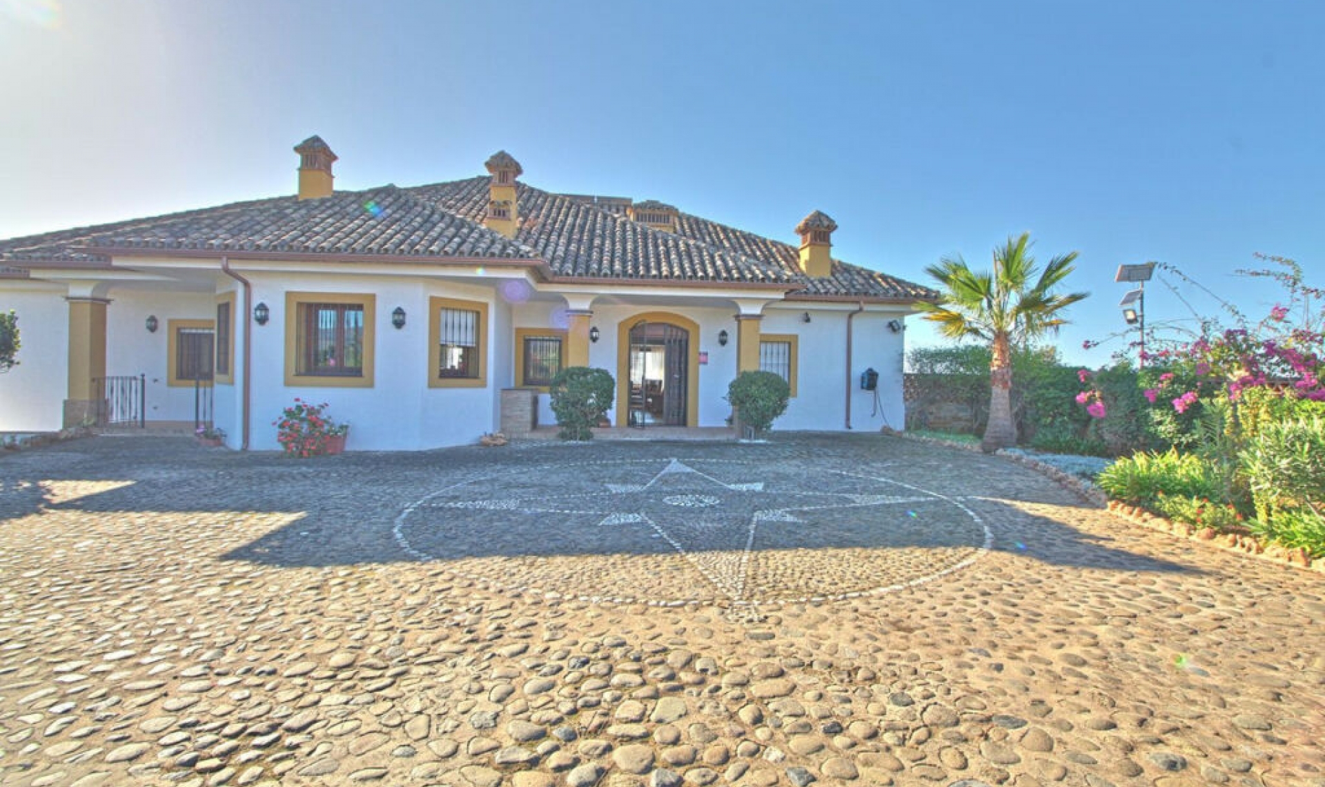 Resale - House -
Estepona