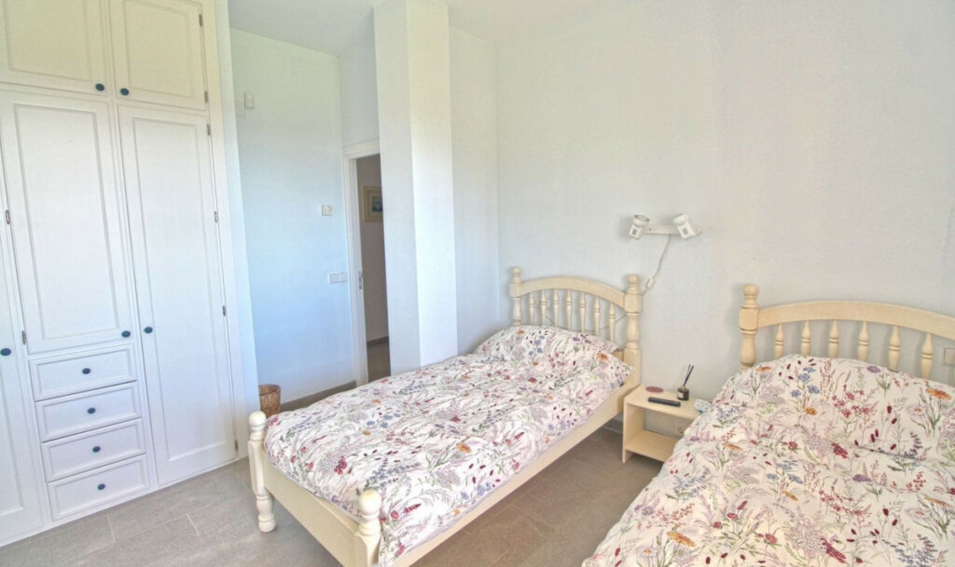 Resale - House -
Estepona