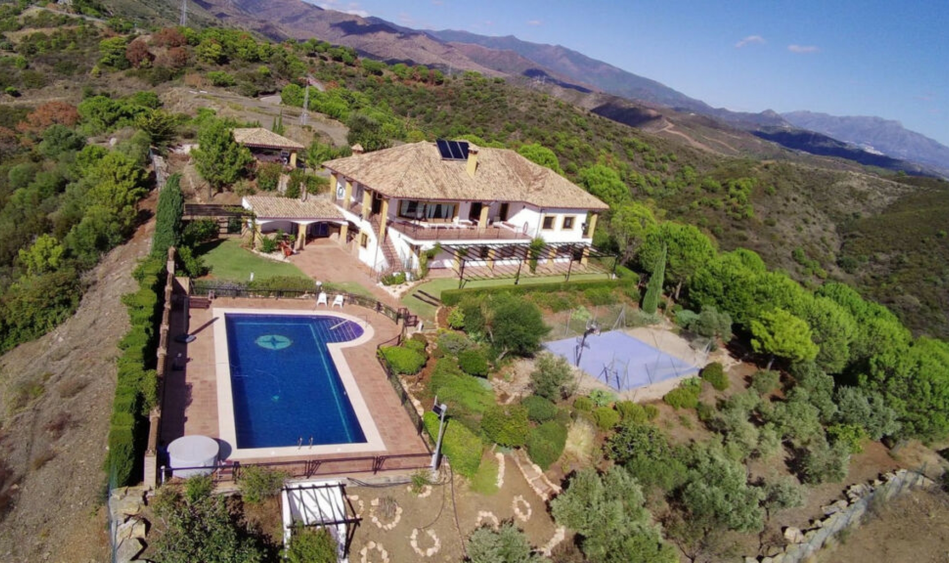 Resale - House -
Estepona