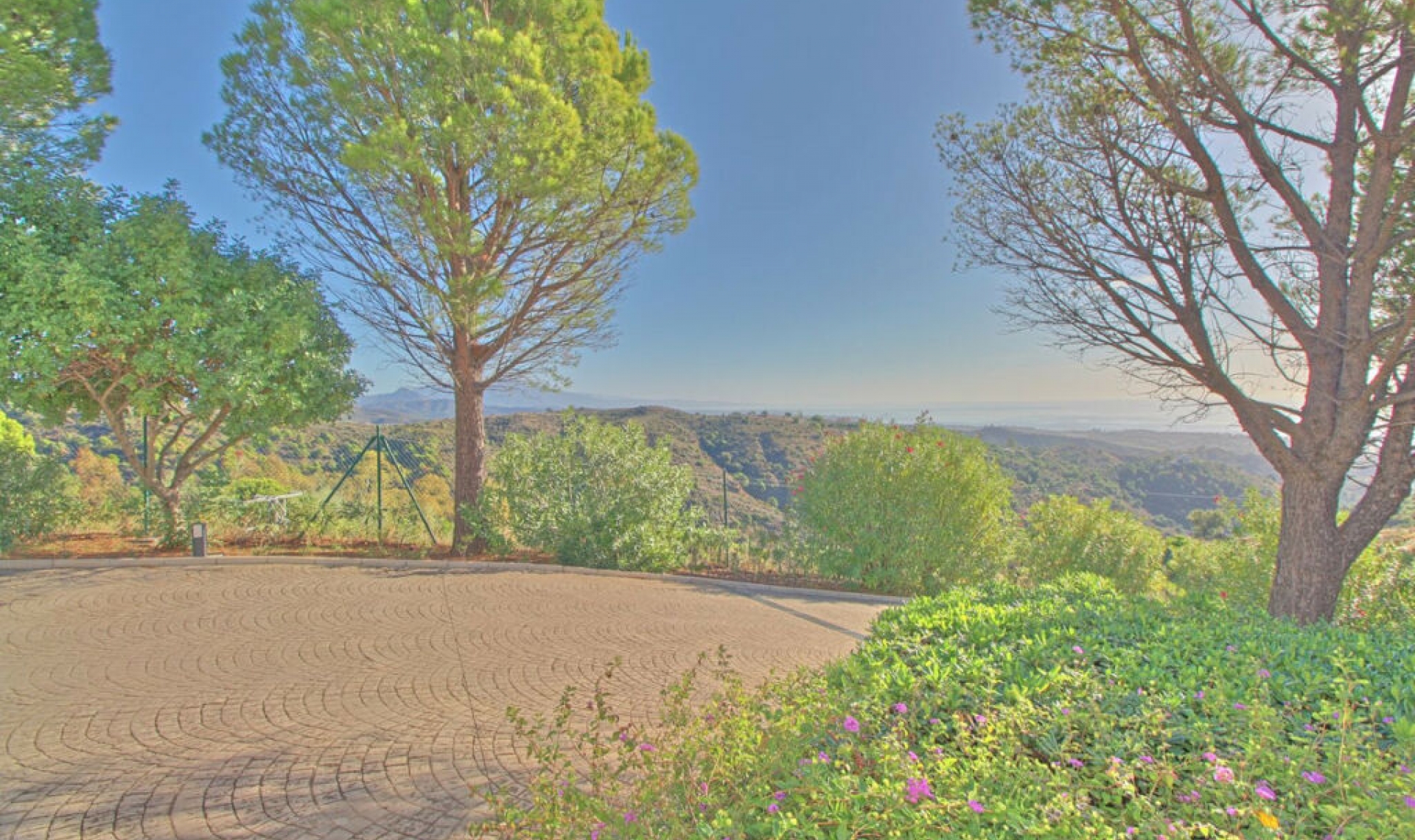 Resale - House -
Estepona