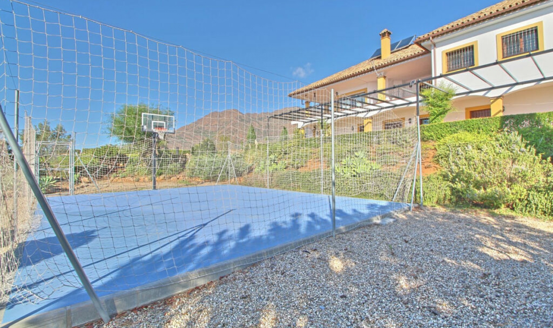 Resale - House -
Estepona