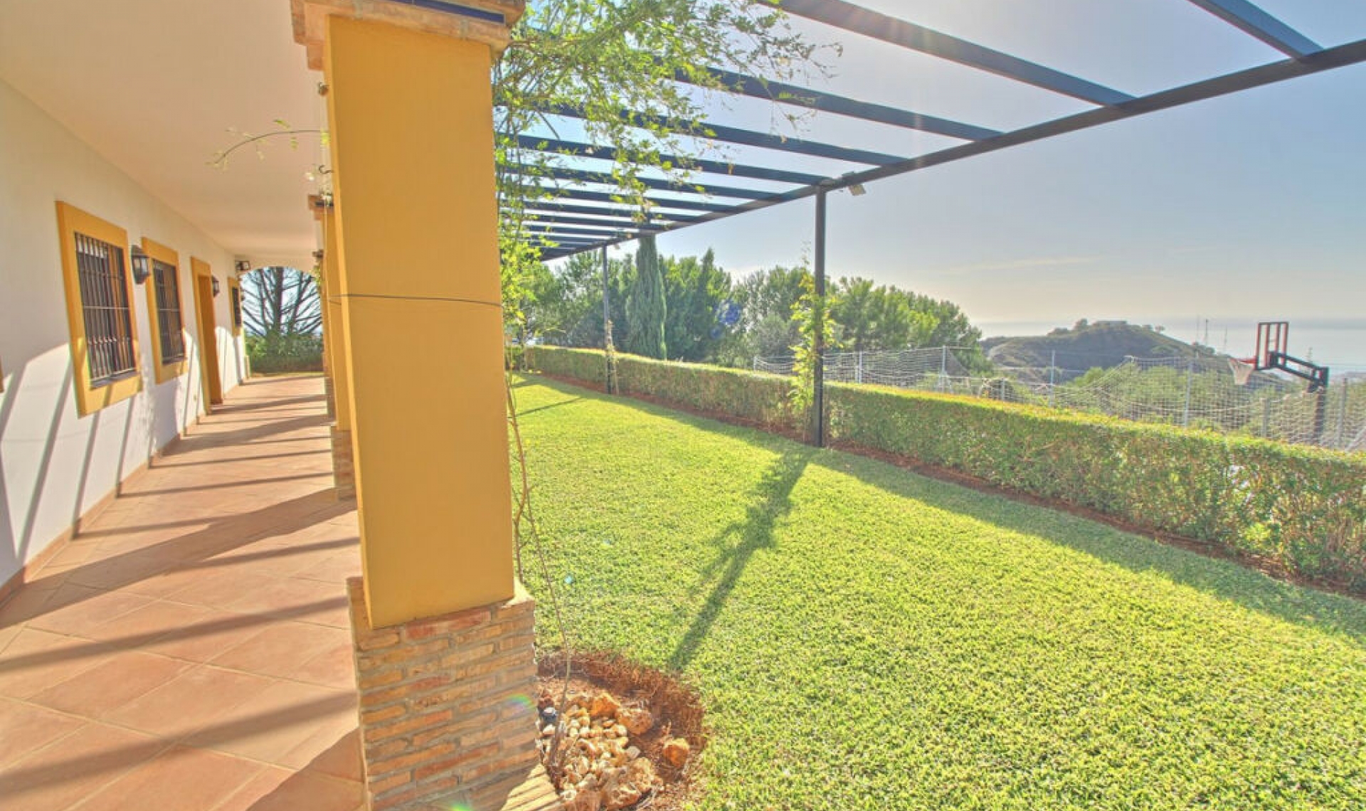 Resale - House -
Estepona