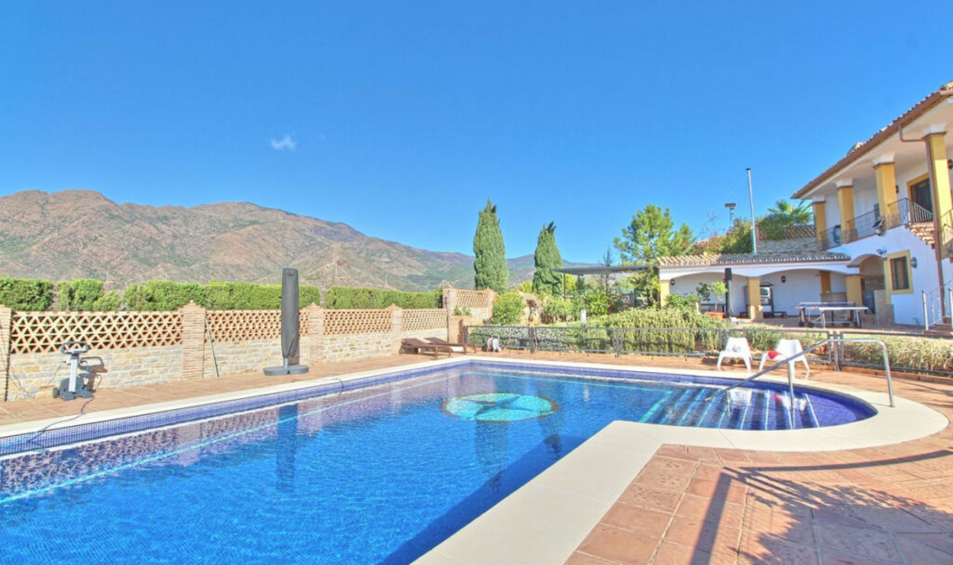 Resale - House -
Estepona