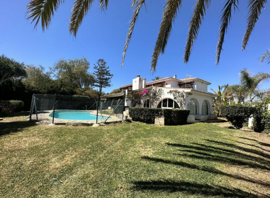 Resale - House -
Estepona