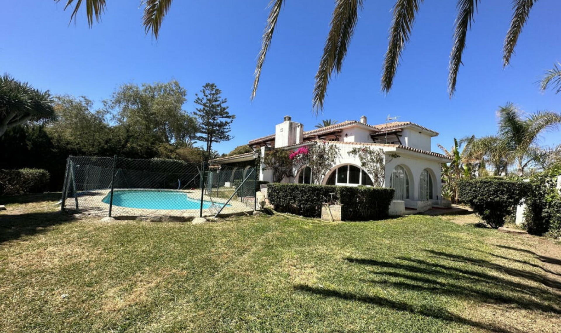 Resale - House -
Estepona