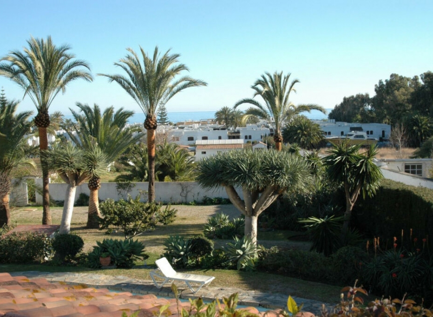 Resale - House -
Estepona