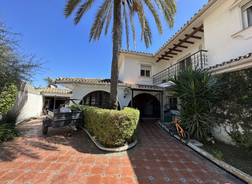 Resale - House -
Estepona