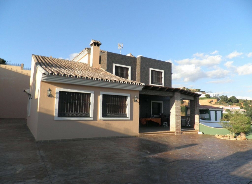 Resale - House -
Estepona