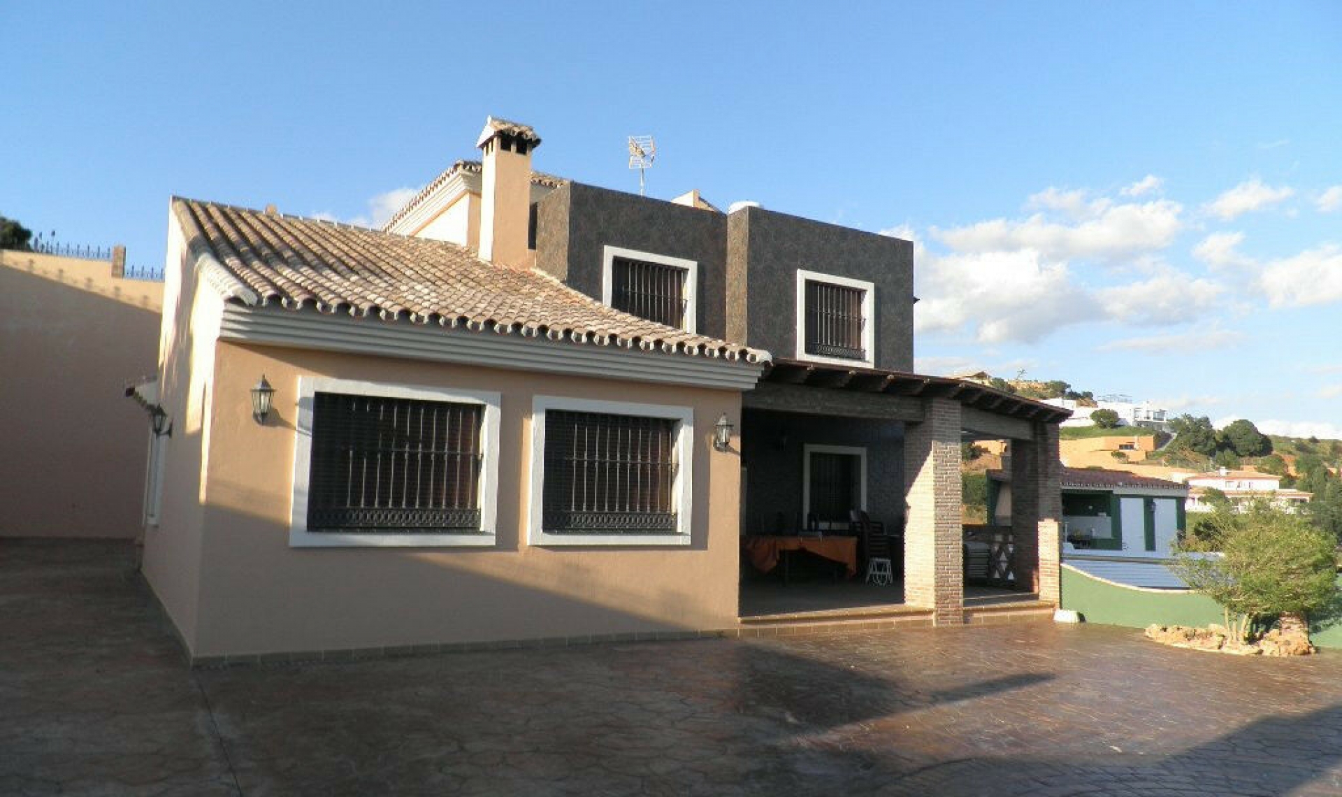 Resale - House -
Estepona