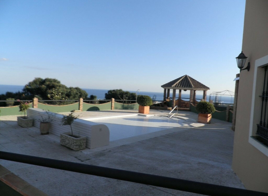 Resale - House -
Estepona