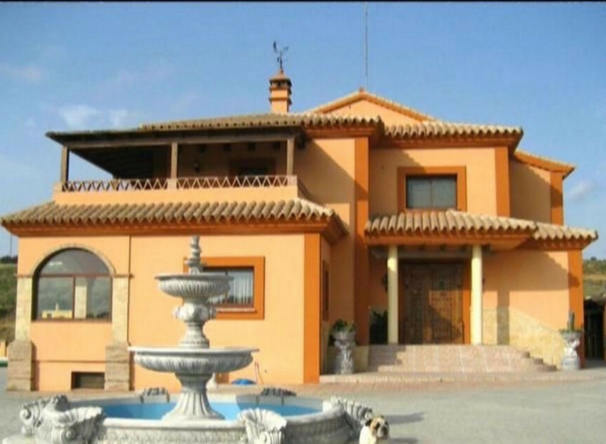 Resale - House -
Estepona