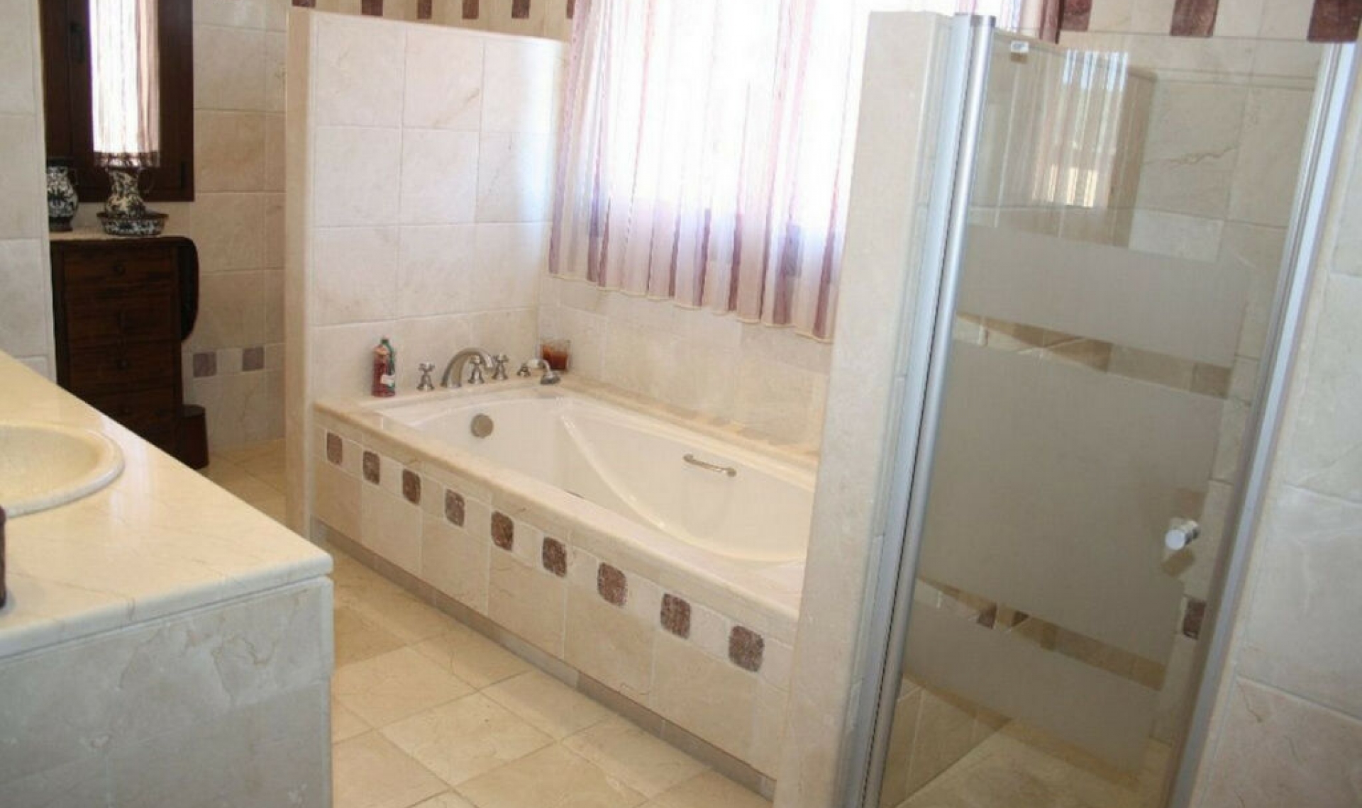 Resale - House -
Estepona