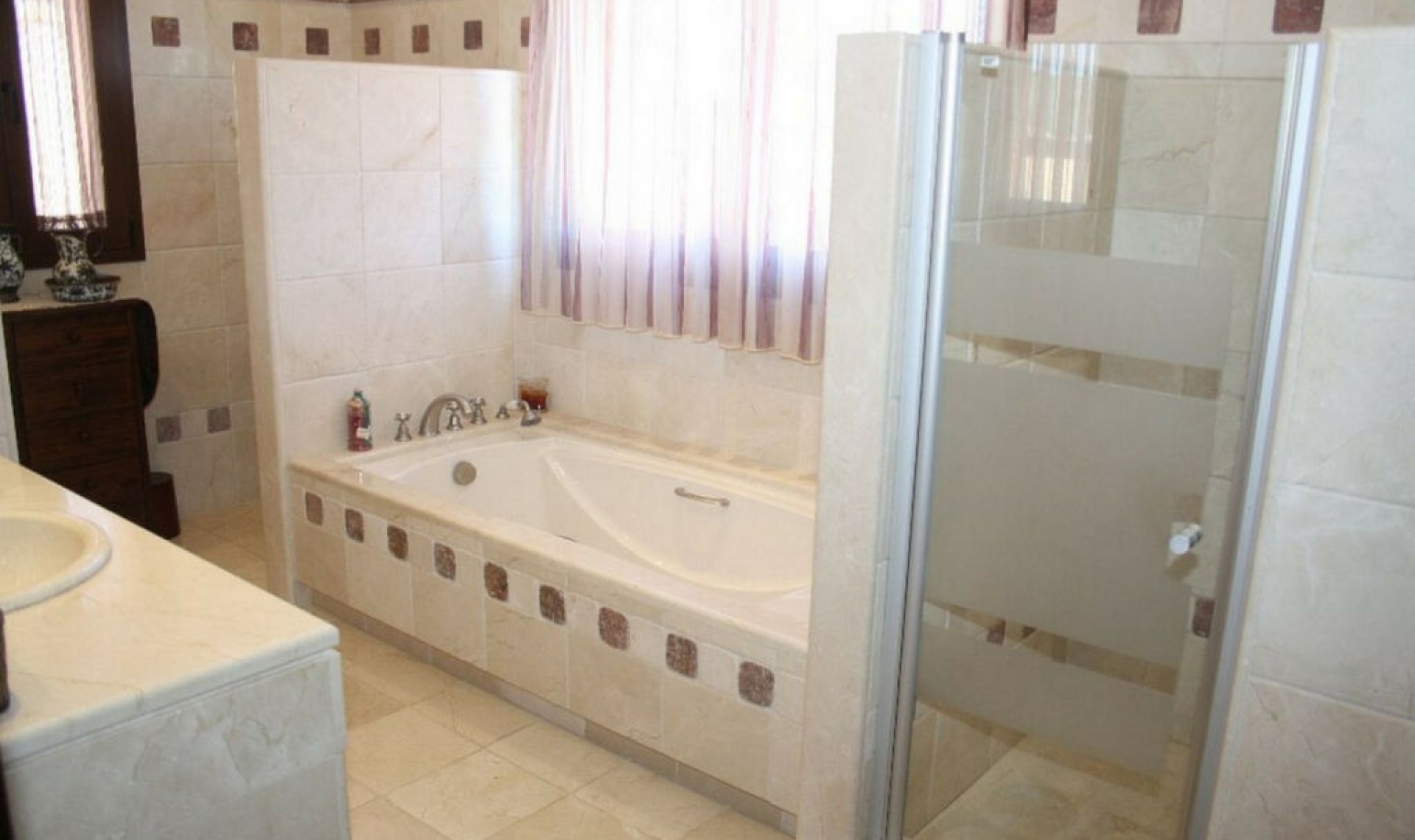 Resale - House -
Estepona