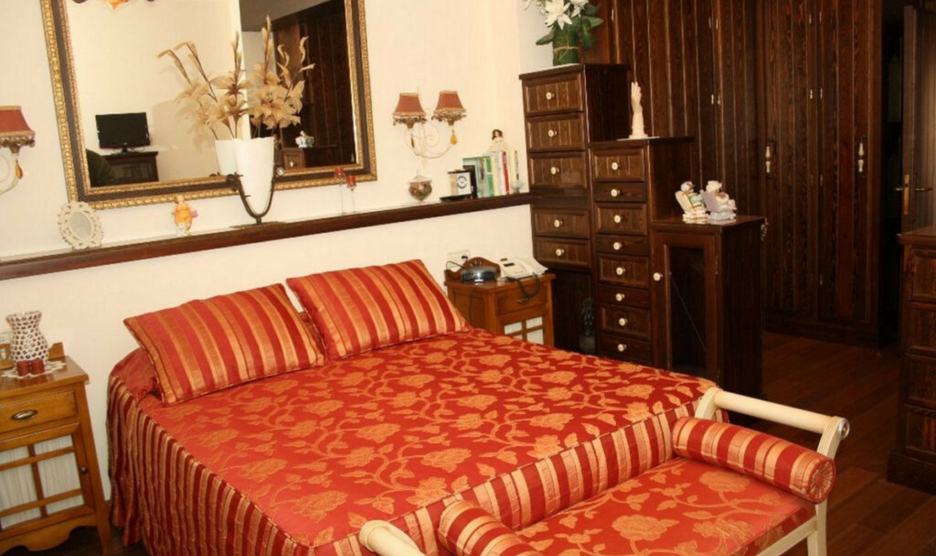 Resale - House -
Estepona