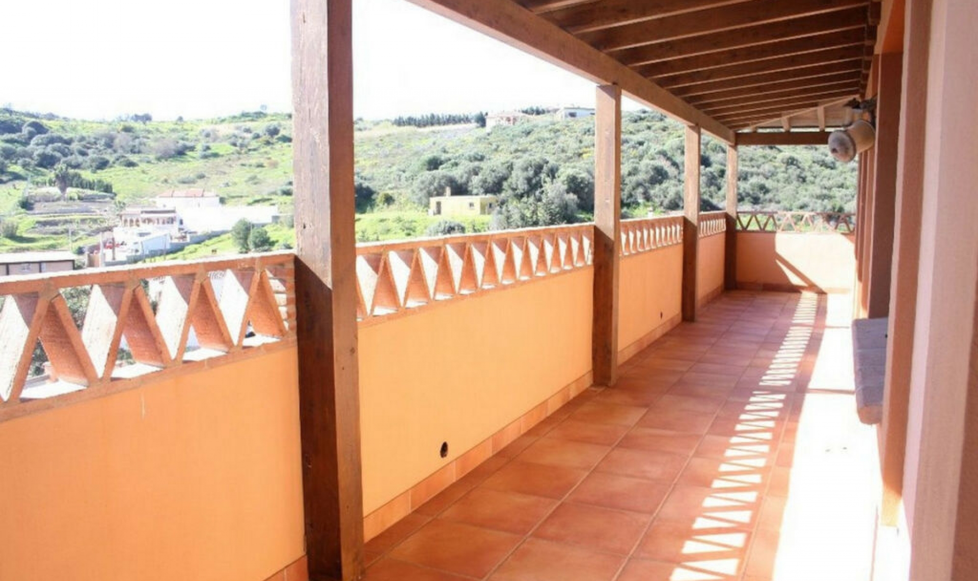 Resale - House -
Estepona