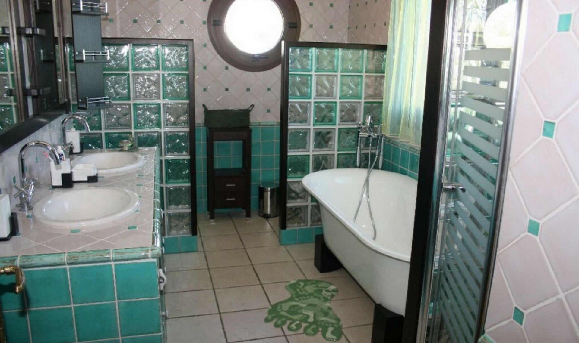 Resale - House -
Estepona