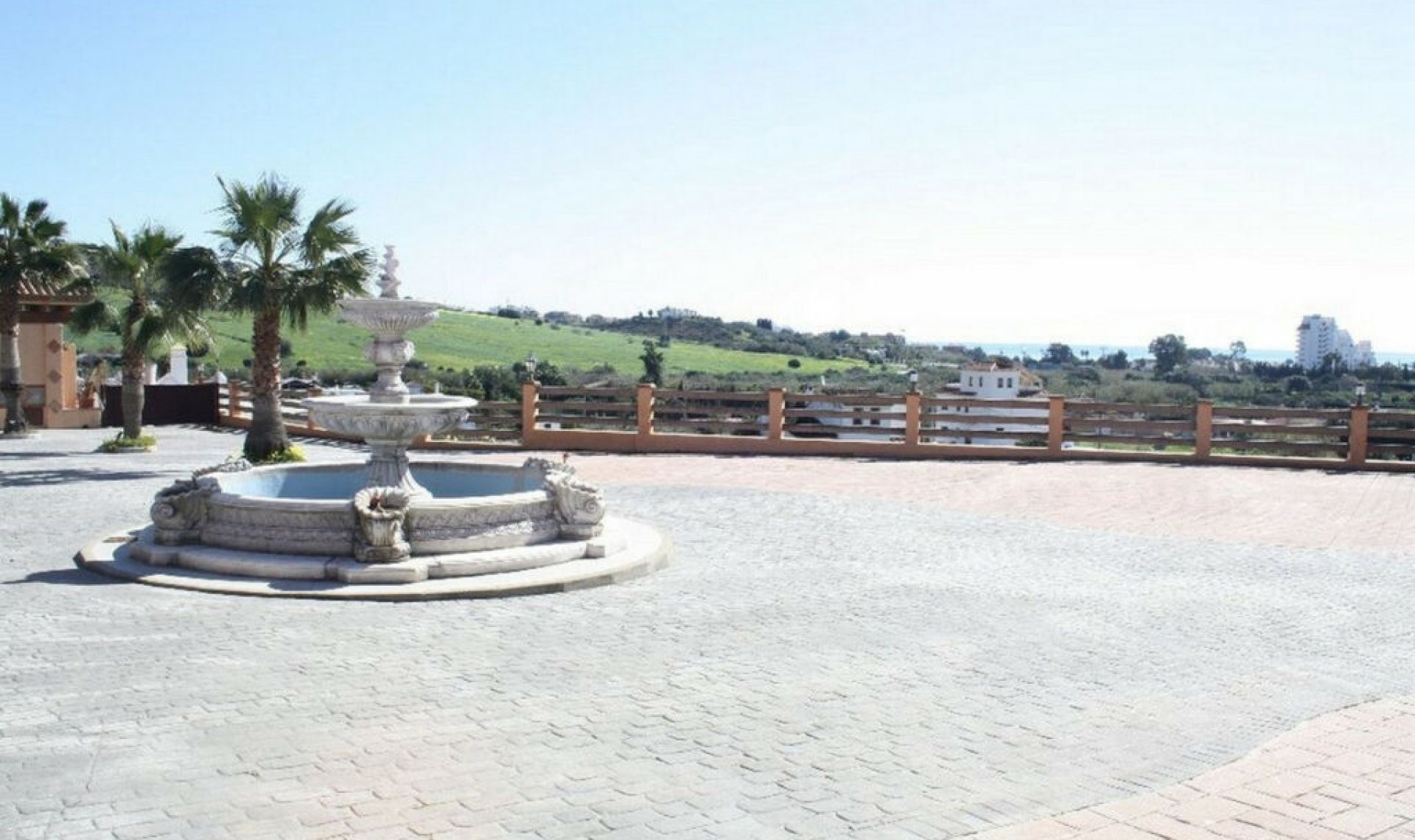 Resale - House -
Estepona