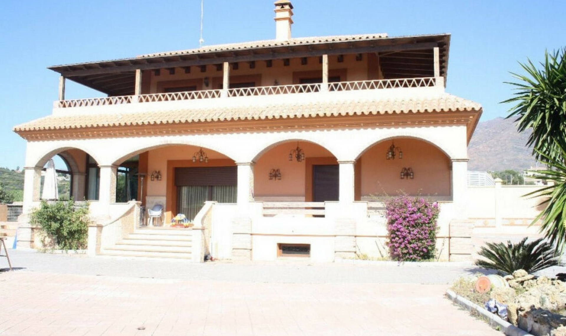 Resale - House -
Estepona