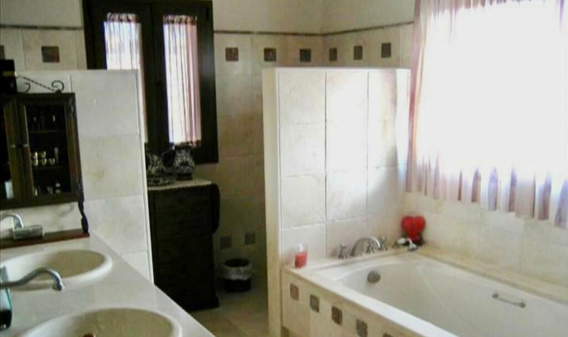 Resale - House -
Estepona
