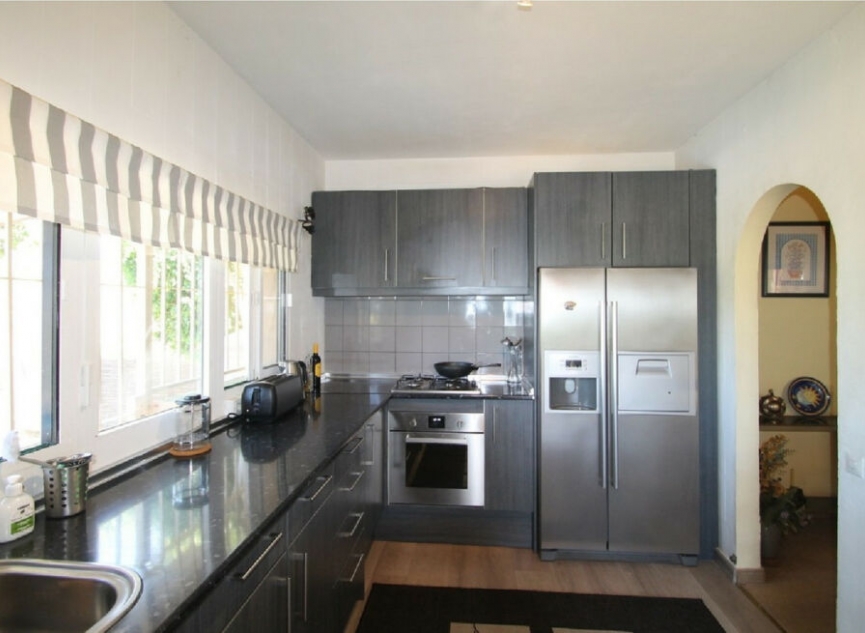 Resale - House -
Estepona