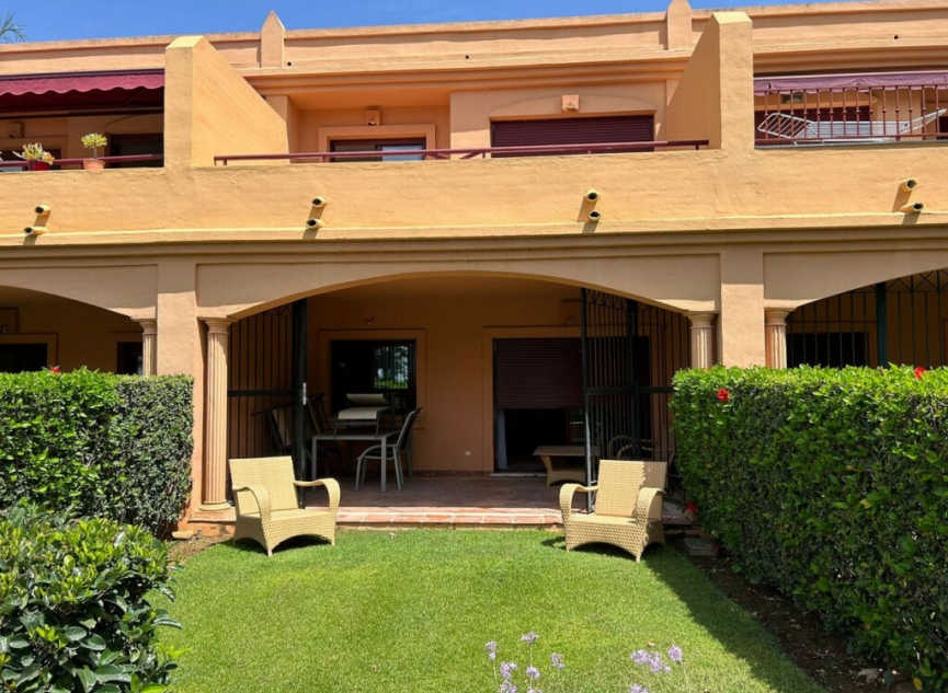 Resale - House -
Estepona