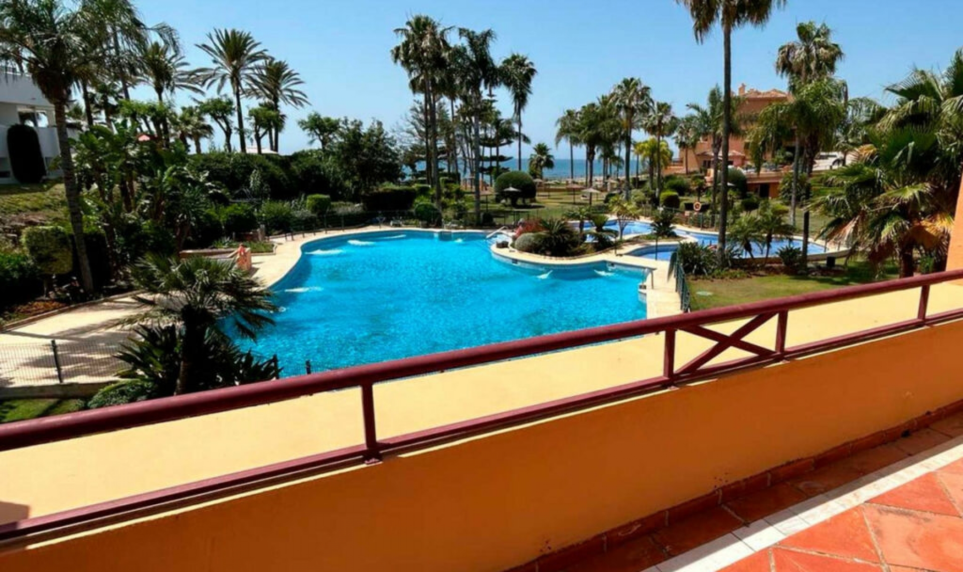 Resale - House -
Estepona