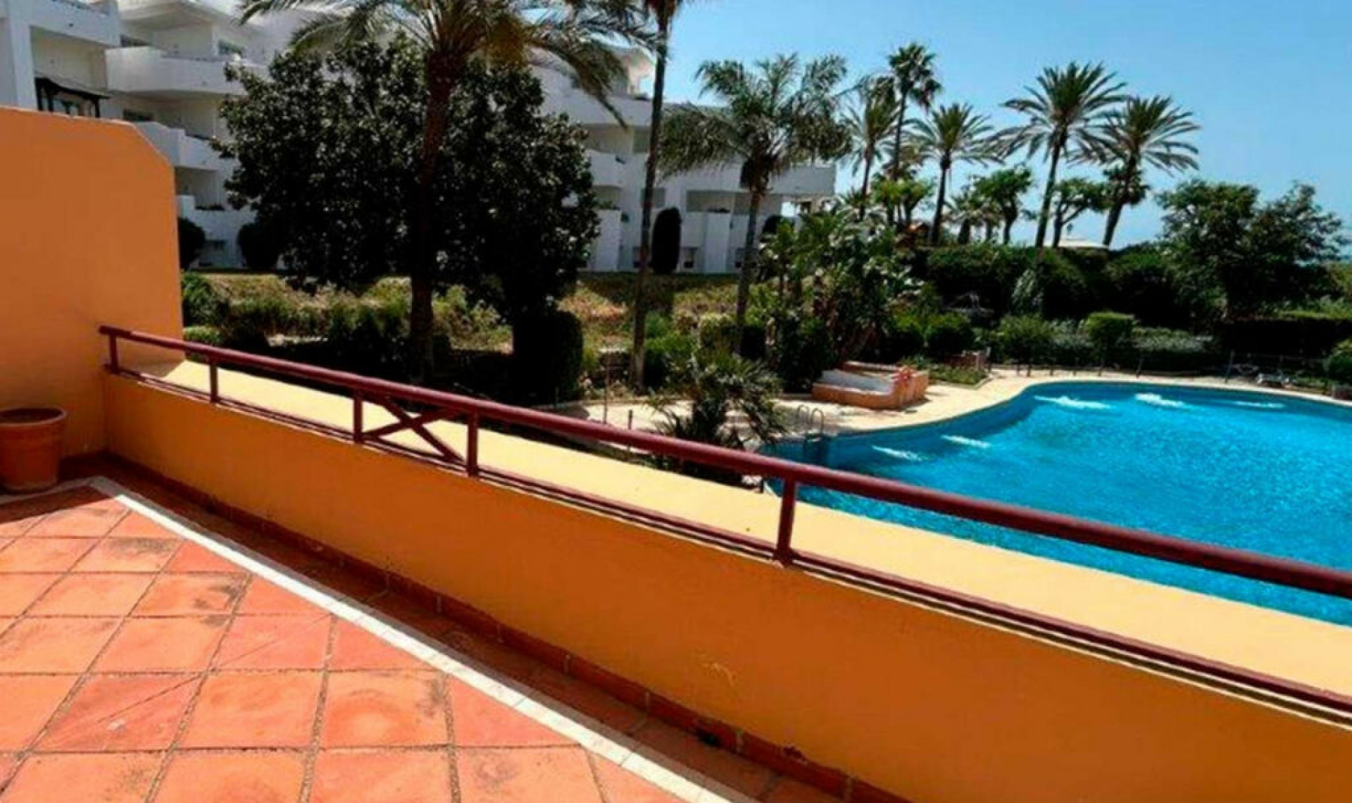 Resale - House -
Estepona