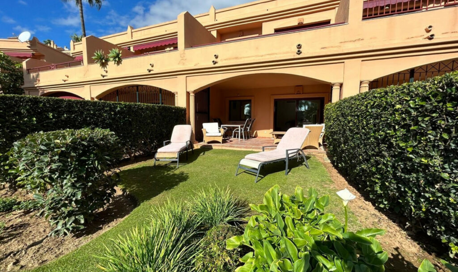 Resale - House -
Estepona