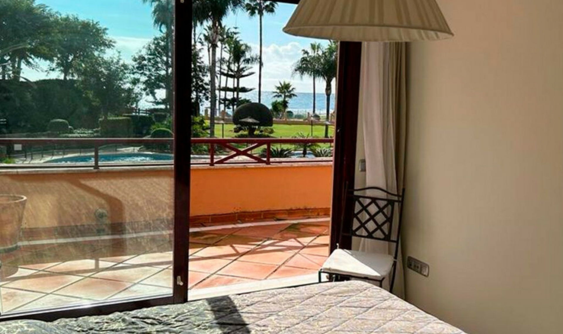 Resale - House -
Estepona