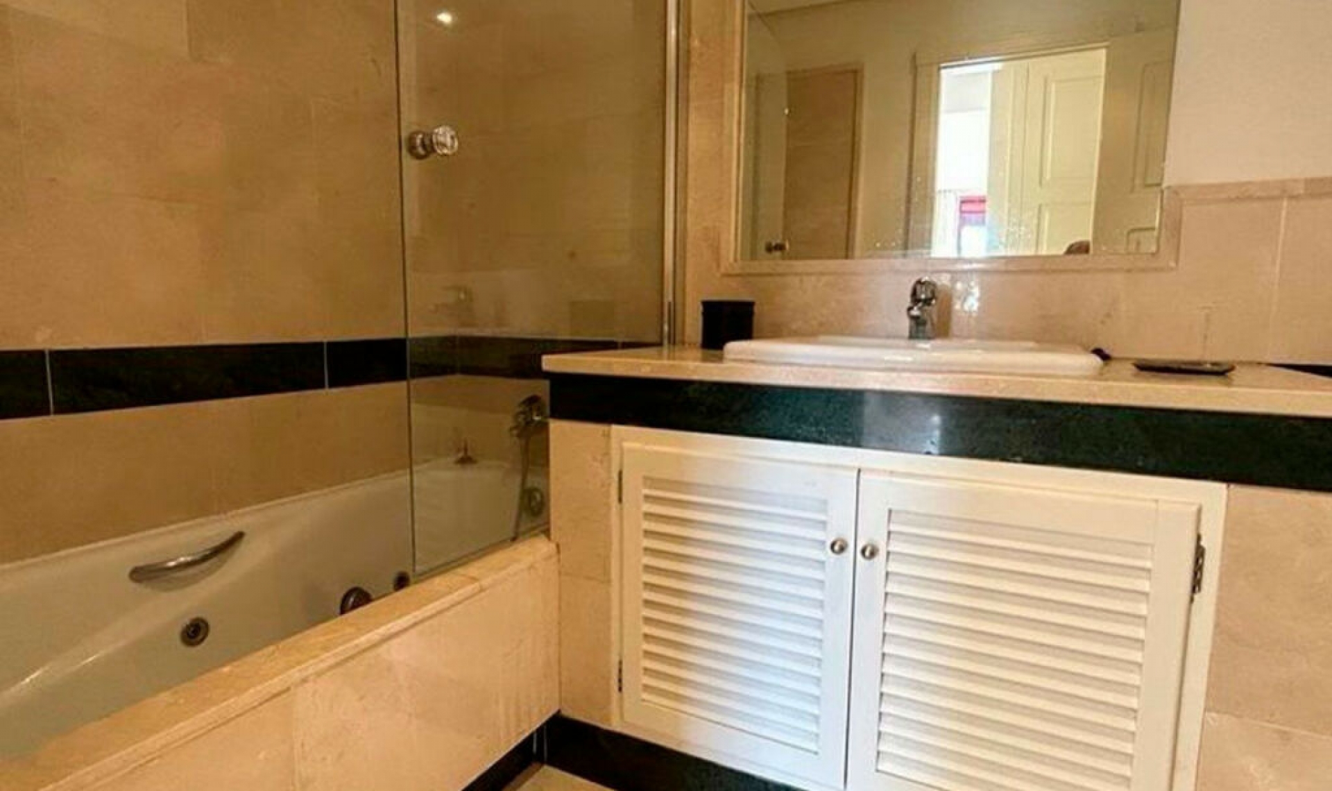 Resale - House -
Estepona