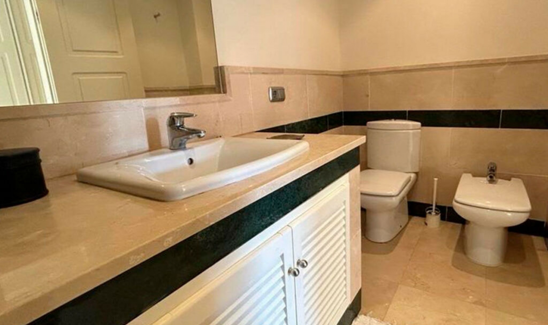 Resale - House -
Estepona