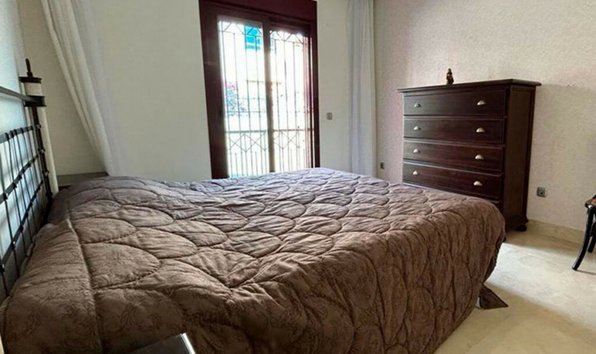 Resale - House -
Estepona