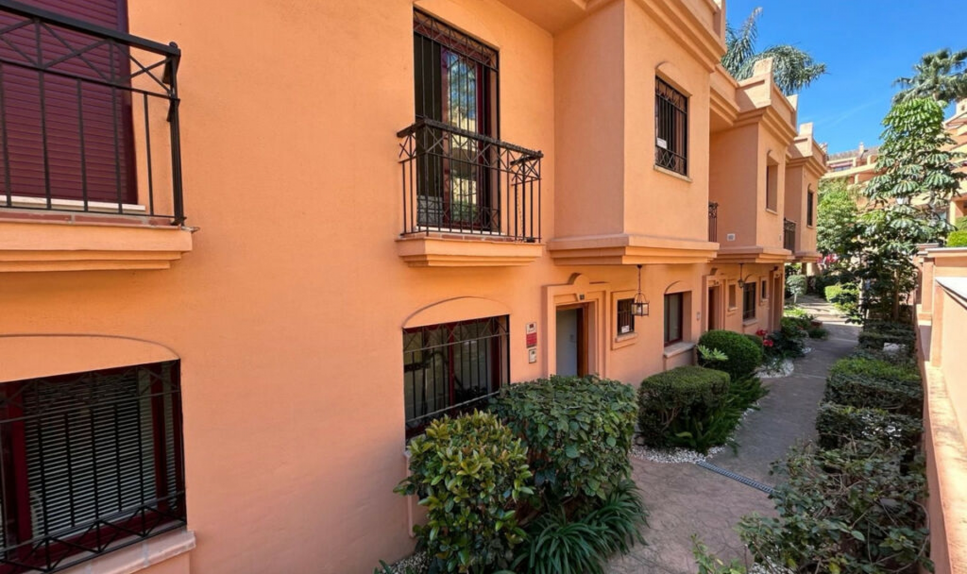 Resale - House -
Estepona