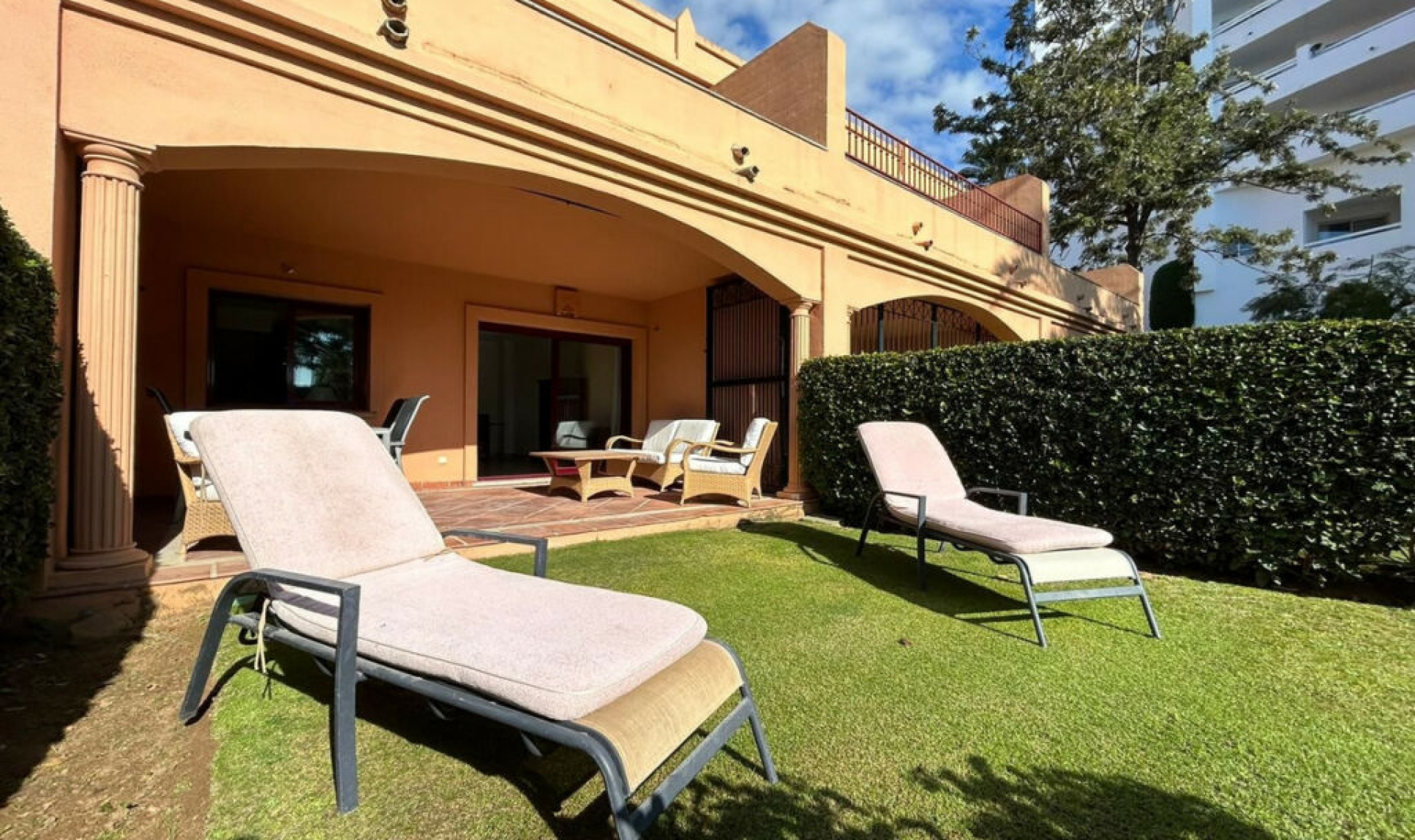 Resale - House -
Estepona
