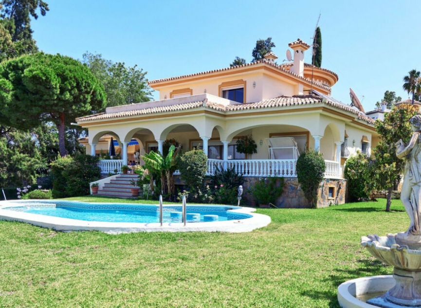 Resale - House -
Estepona
