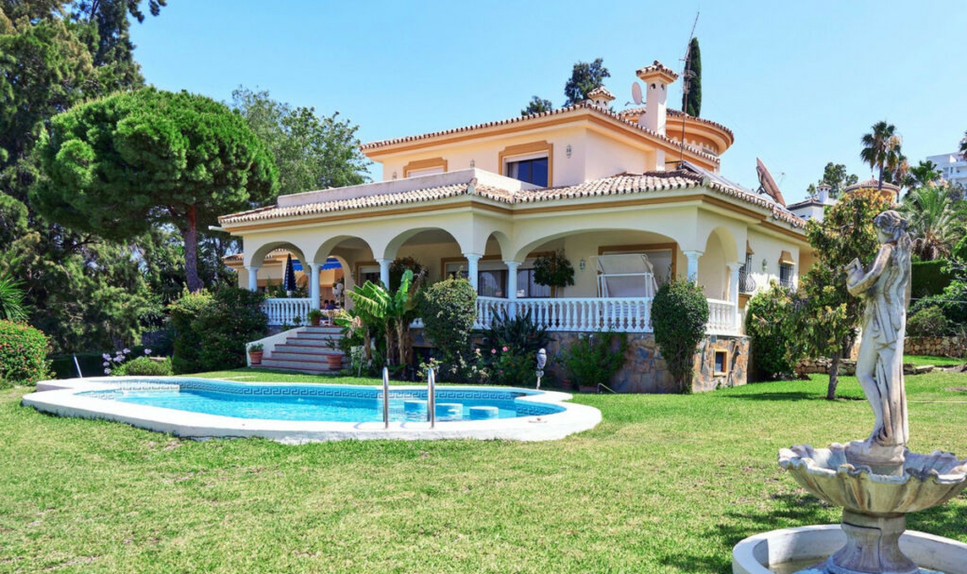 Resale - House -
Estepona