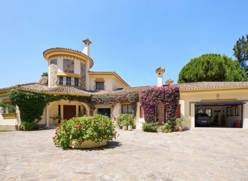 Resale - House -
Estepona