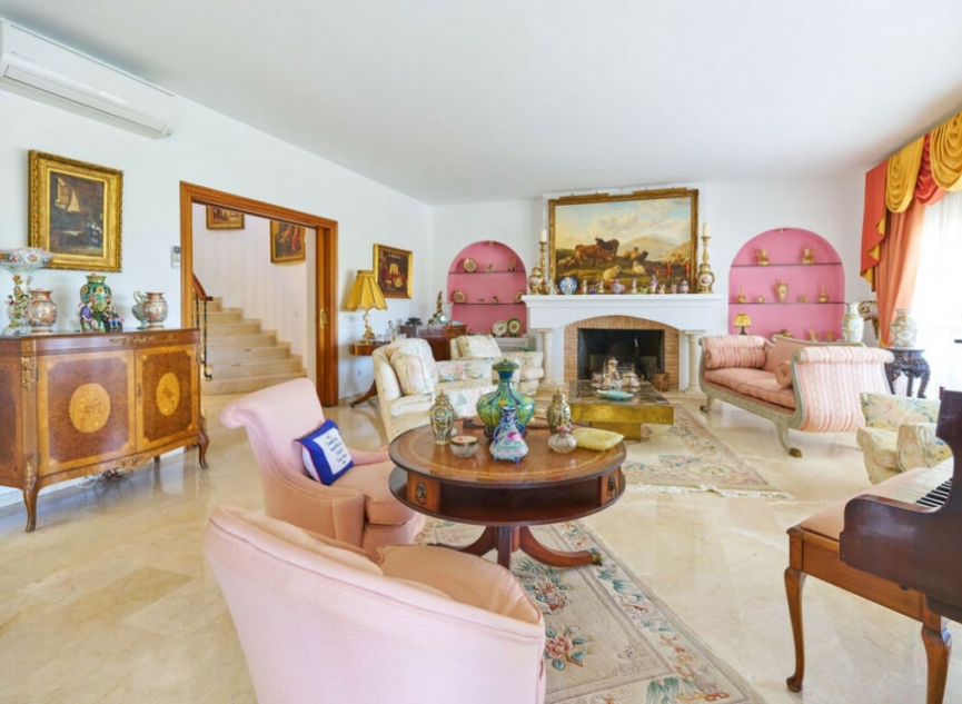 Resale - House -
Estepona