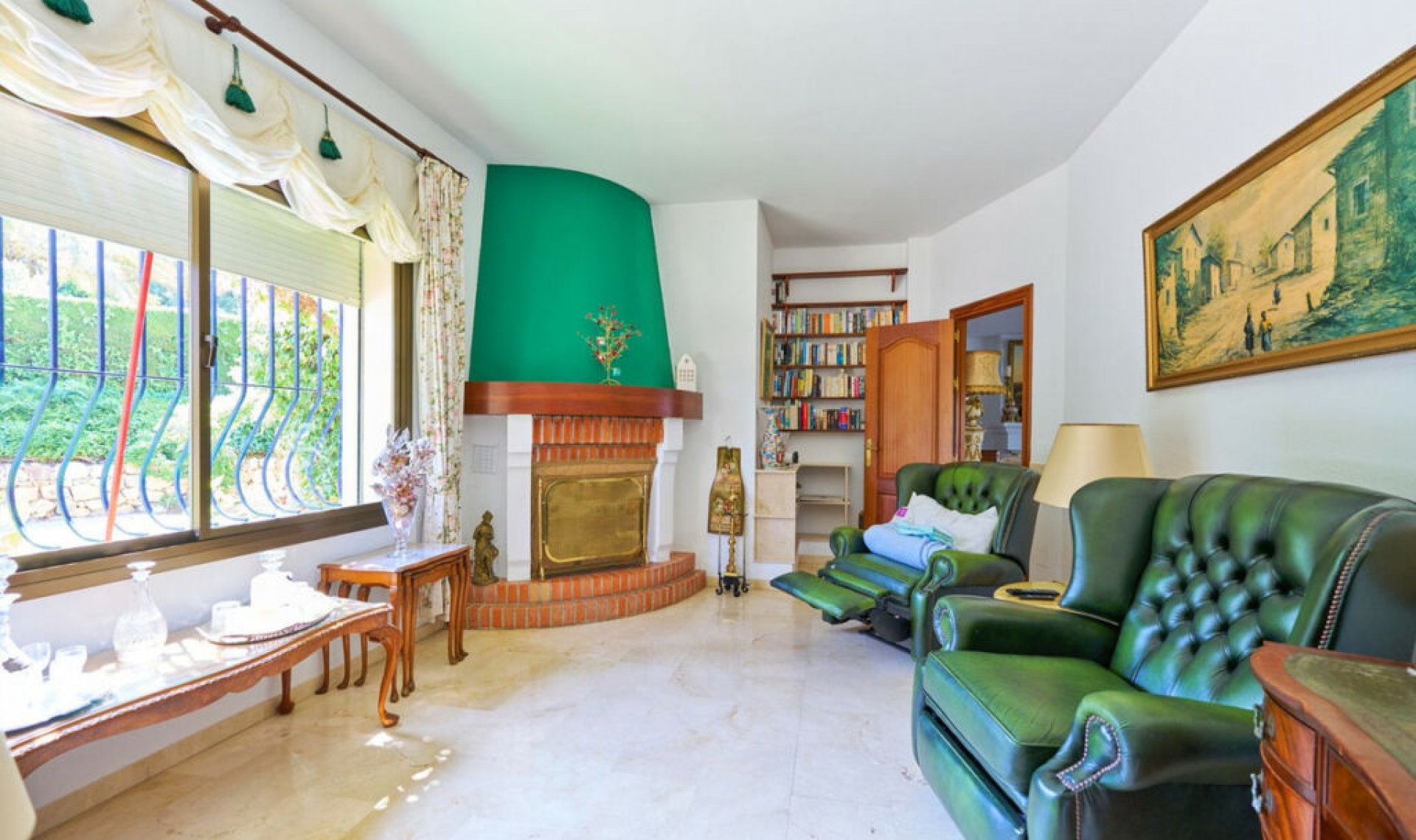 Resale - House -
Estepona