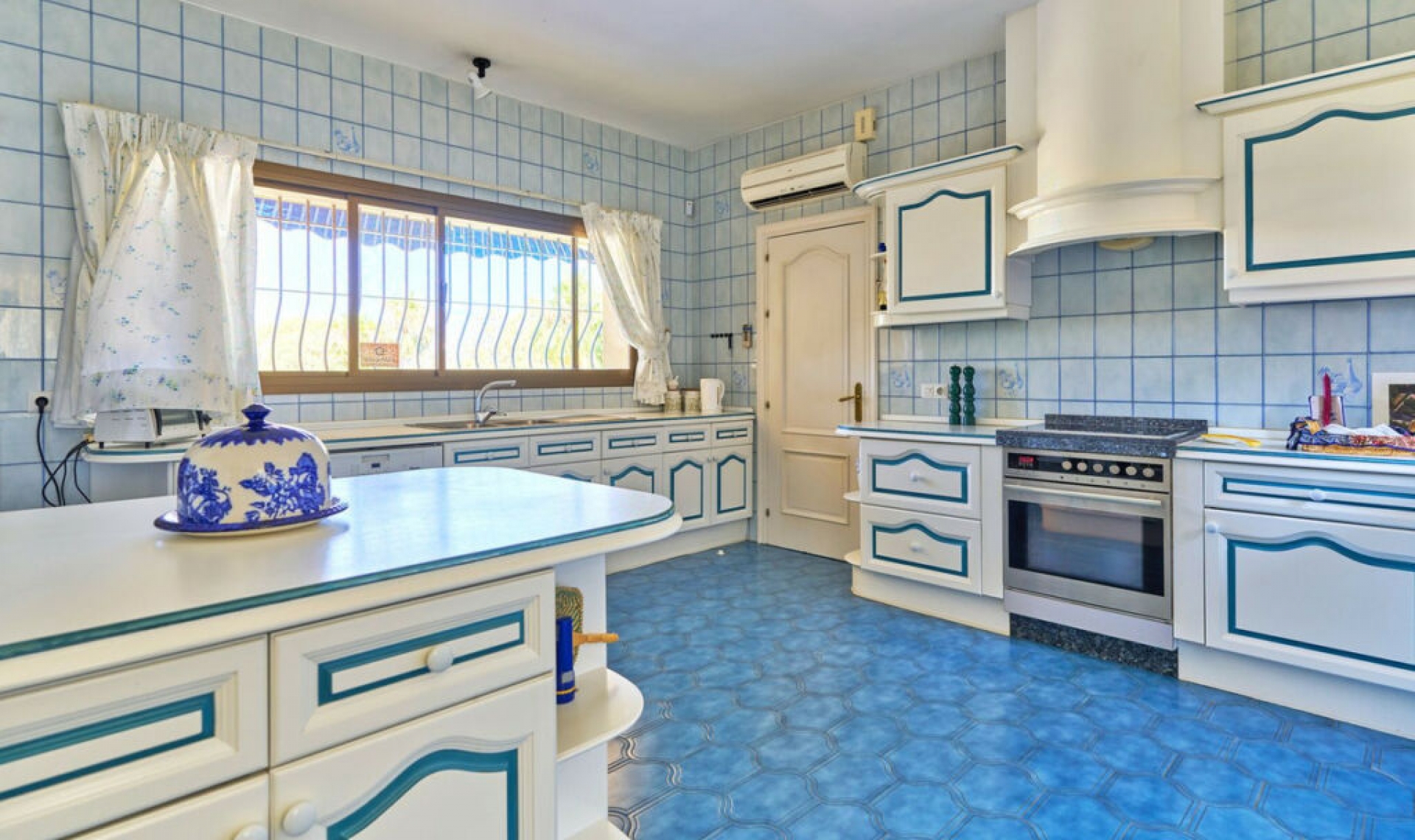 Resale - House -
Estepona