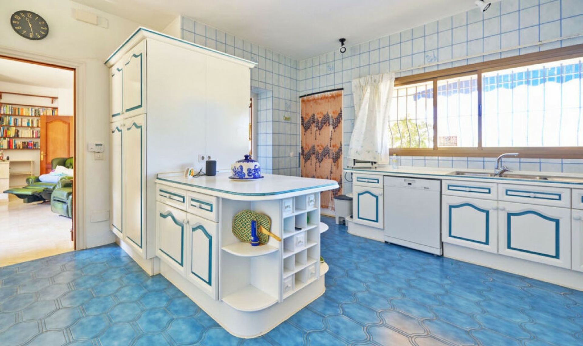 Resale - House -
Estepona