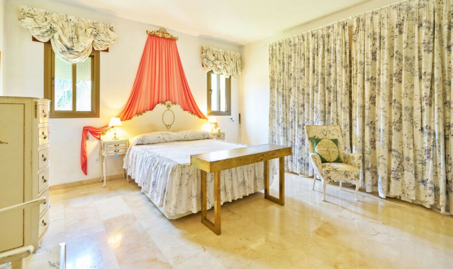 Resale - House -
Estepona