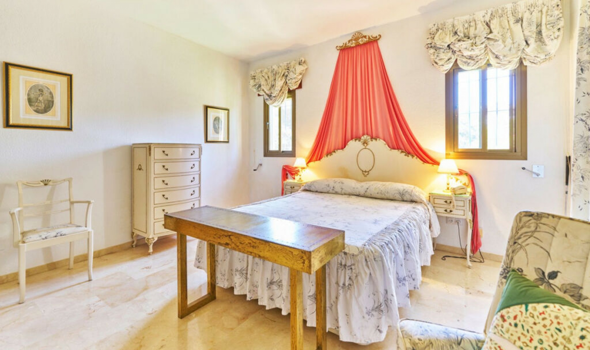 Resale - House -
Estepona