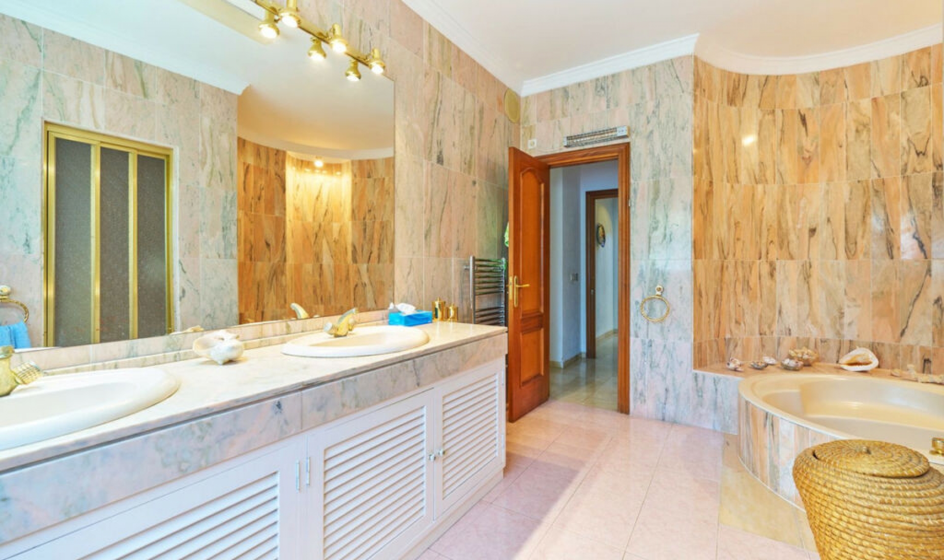 Resale - House -
Estepona