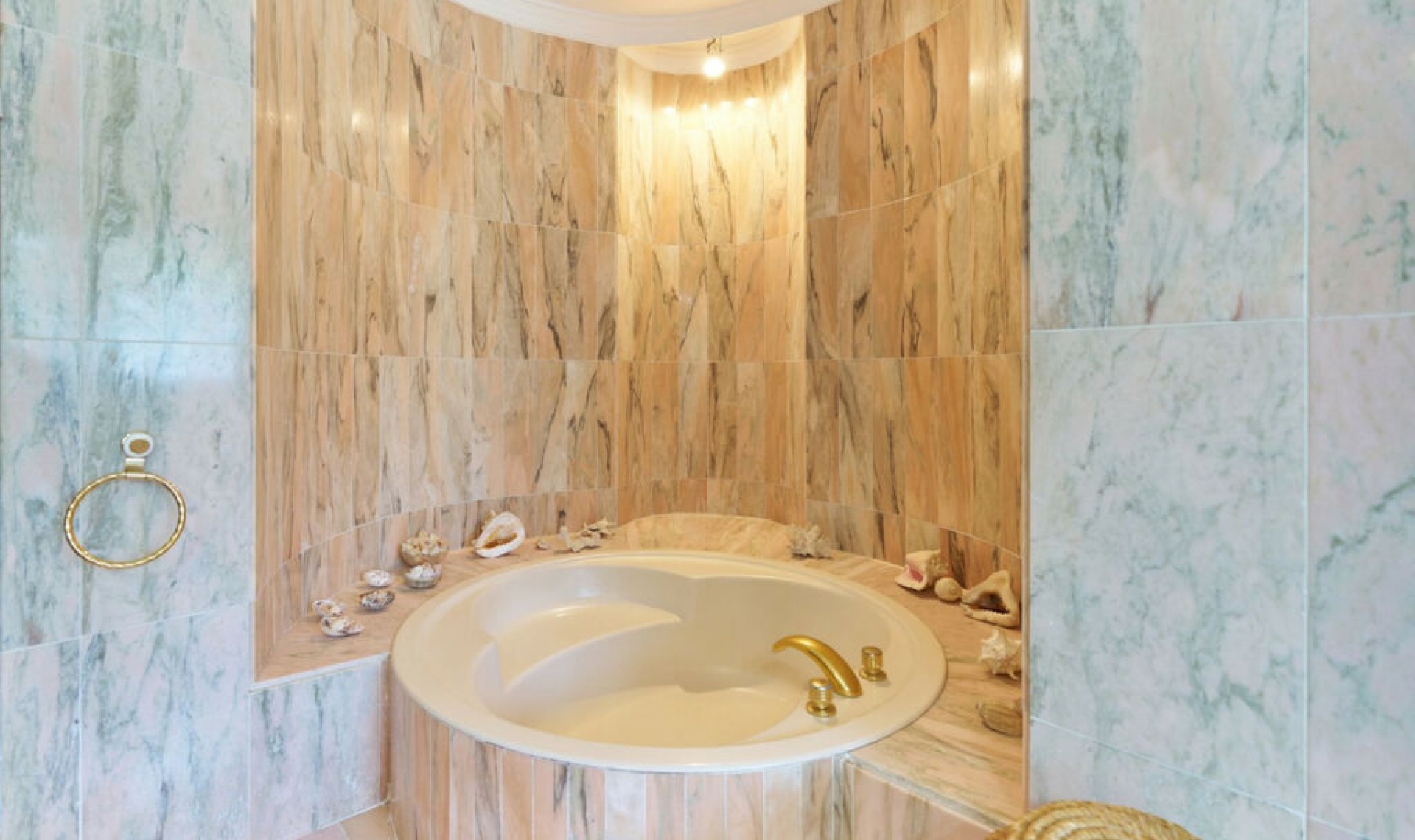 Resale - House -
Estepona